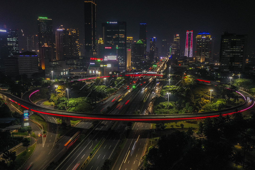 Simpang Susun Semanggi menampilkan warna merah putih di Jakarta, Kamis (9/4/2020). Pemerintah Provinsi (Pemprov) DKI Jakarta menampilkan lampu merah putih sebagai simbol penghargaan dan apresiasi kepada tenaga medis yang terus berjuang menyelamatkan pasien COVID-19