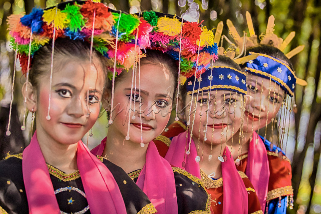 Tari jaipong adalah warisan budaya Betawi yang patiut dilestarikan. Salah satu upayanya adalah memberikan pelatihan tari bagi generasi muda agar bisa meneruskan budaya ini kelak ke generasi berikutnya. 4 Gadis penari Jaipong tampak berpose bersama sebelum pentas