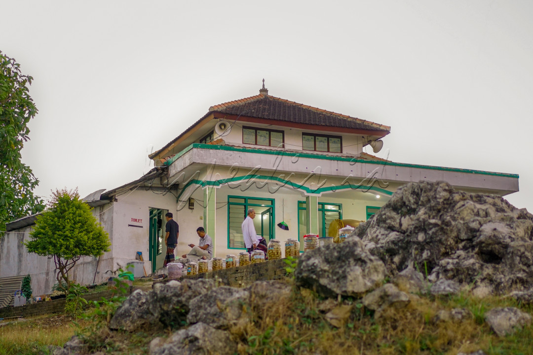 Menanti ibadah sholat maghrib di Giri Kedaton, Giri Kedaton sendiri merupakan salah satu peninggalan Wali songo yaitu Sunan Giri. Kini lokasi Giri Kedaton juga merupakan salah satu destinasi wisata religi yang berada di kota Gresik.