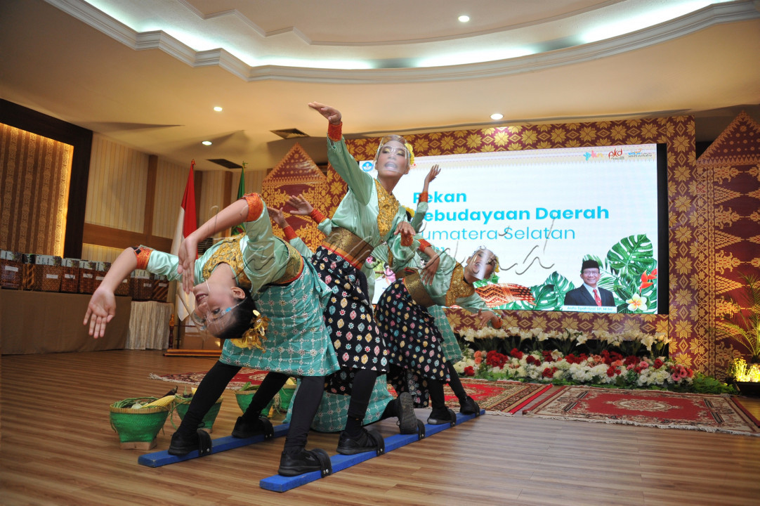 Penari menampilkan tarian kreasi budaya Bakiak Bakul Kreasi Pangan Nusantara, Selasa, 2 November 2021. Pada Pekan Budaya Nasional ( PKN) Sumatera Selatan di Hotel Swarna Dwipa Palembang. 
