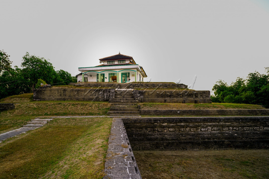 Giri Kedaton merupakan salah satu peninggalan Wali Songo yaitu Sunan Giri yang dimulai pada abad 15. Kini Giri Kedaton merupakan salah satu kawasan wisata religi yang berada di Kota Gresik. Lokasi Giri Kedaton berada di atas bukit sehingga dapat juga menjadi salah satu spot untuk menikmati sunrise dan sunset.