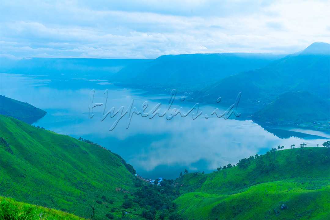 Danau Toba merupakan danau yang terbesar di Indonesia terbentuk dari ledakan dahsyat gunung berapi purba dan kemudian terbentuklah kaldera Toba yang terisi dengan air hingga menjadi danau yang indah.<br />
Danau Toba menjadi tempat tujuan wisata baik wisatawan dalam dan luar negeri ini terletak di Provinsi Sumatera Utara telah ditetapkan oleh UNESCO sebagai Global Geopark pada tahun 2020.