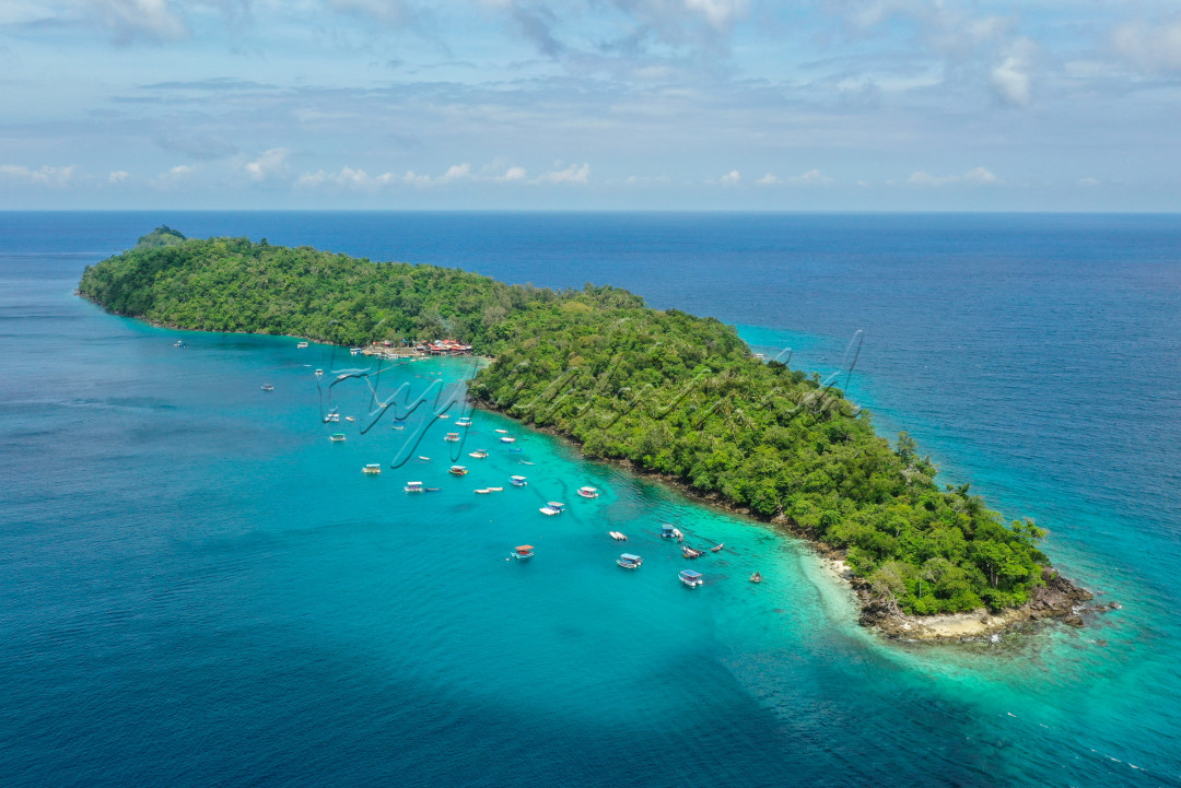 Pulau Rubiah letaknya di ujung barat Indonesia tepatnya Pulau Weh Sabang. Pulau tak berpenghuni menawarkan keindahan alam bawah laut yang di jadikan destinasi bagi pecinta snorkeling dan diving. 