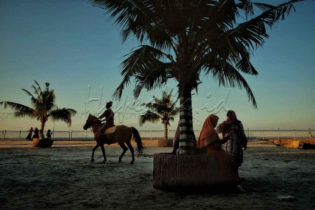 Sebuah sore yang indah di Pantai Bali Lestari, Deli Serdang, Sumatera Utara.<br />
Tempat yang menjadi salah satu destinasi favorit warga Medan dan sekitar di hari libur dan akhir pekan.