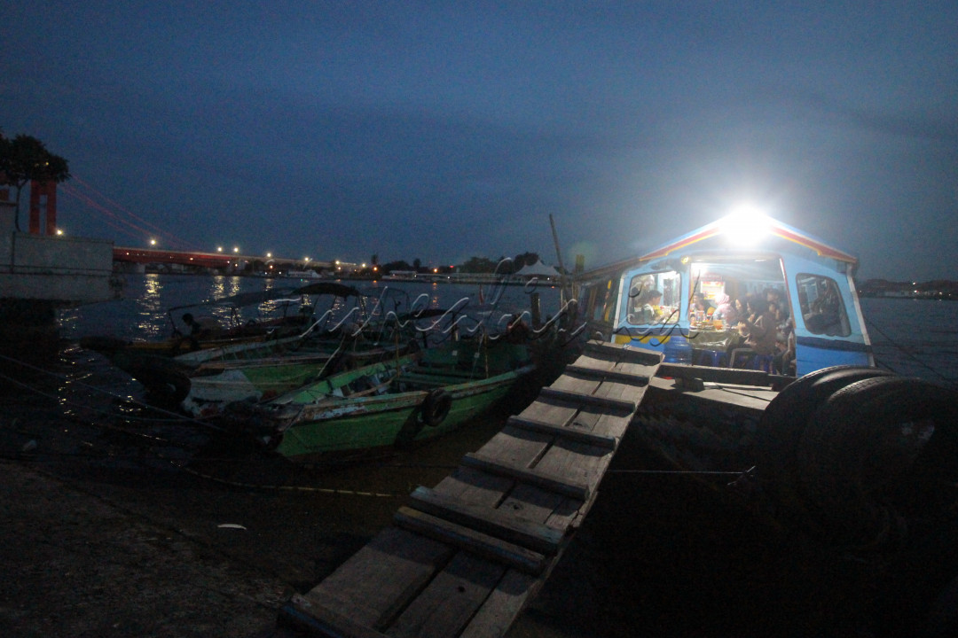 Wisatawan menikmati makanan khas Kota Palembang di antaranya makanan pempek di atas Kapal dengan sensasi hempasan goyangan ombak air sungai musi, selasa, 22 November 2021. <br />
<br />
<br />
