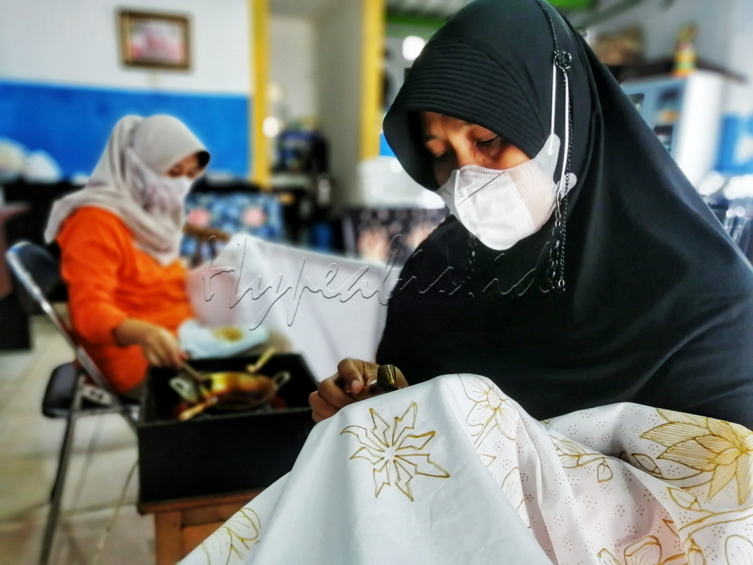 Nah, di Kota Tangerang, ada permukiman pada penduduk di Kelurahan Larangan Selatan mendeklarasikan menjadi kampung batik Kembang Mayang. Dimana nantinya, corak batik Kembang Mayang dipatenkan agar menjadi ciri khas Kota Tangerang