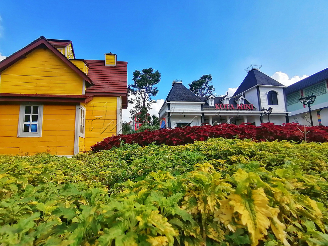 Tempat wisata ini sepertinya memang ditujukan untuk wisata keluarga di Bandung, sama seperti Jendela Alam, De Ranch, ataupun Dago Dream Park. Disini kita bisa menikmati suasana kawasan yang tertata rapi dan alami.