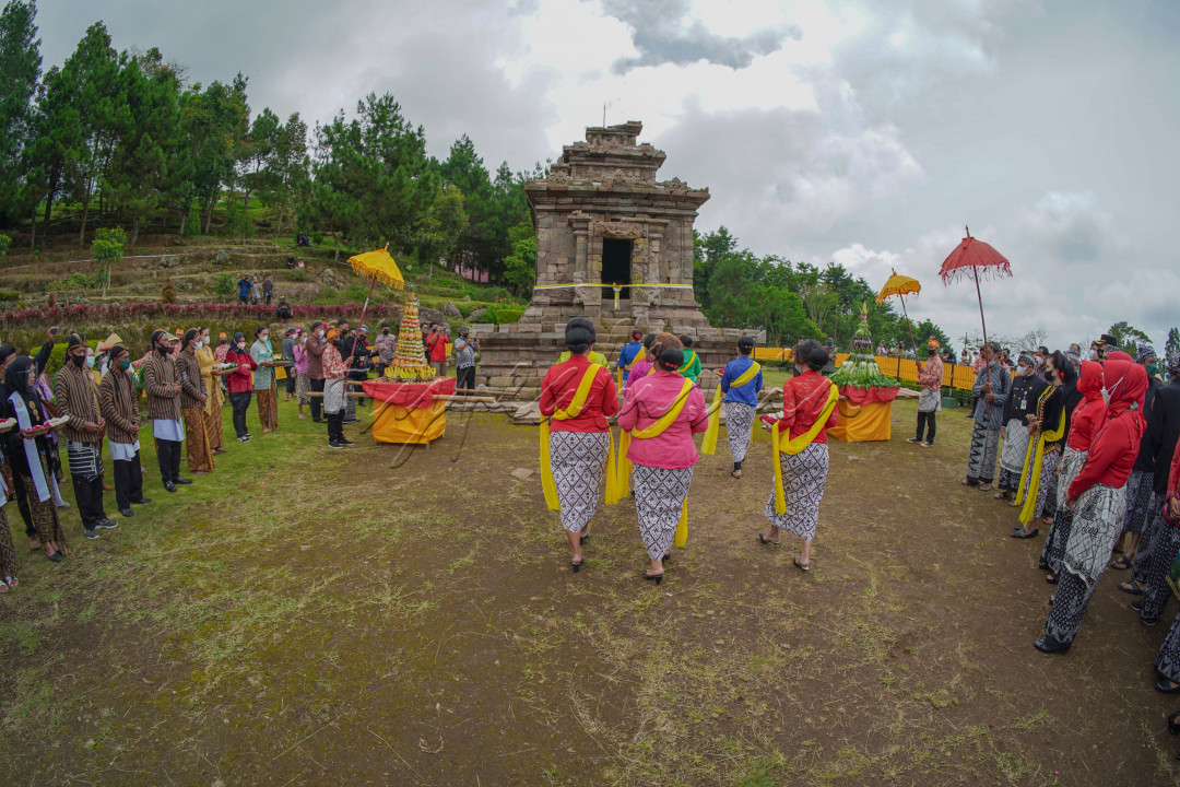 Prosesi Resik Candi
<div>ritual pembersihan Candi Gedongsongo itu menurutnya memiliki makna membersihkan diri sendiri maupun introspeksi diri.</div>
<div>Sebelum dibersihkan, air tersebut didoakan oleh seorang juru kunci. Setelah itu air disiramkan di bangunan sisi luar candi.</div>
<div> </div>
<div>Air yang digunakan yakni dari mata air yang ada di sekitar Bandungan dan Sumowono di antaranya mata air Tedheng, Sumber Bening, dan Pethuk.</div>