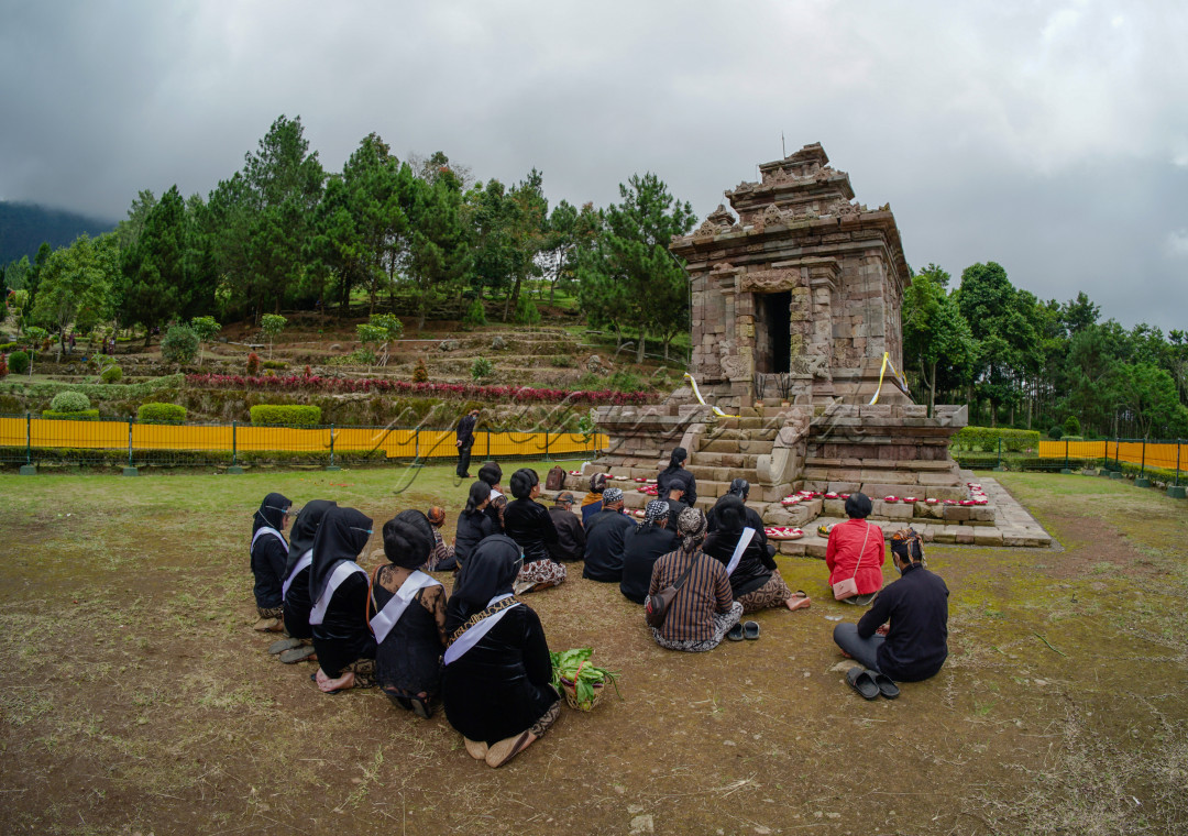 Prosesi Resik Candi<br />
ritual pembersihan Candi Gedongsongo itu menurutnya memiliki makna membersihkan diri sendiri maupun introspeksi diri.<br />
Sebelum dibersihkan, air tersebut didoakan oleh seorang juru kunci. Setelah itu air disiramkan di bangunan sisi luar candi.<br />
<br />
Air yang digunakan yakni dari mata air yang ada di sekitar Bandungan dan Sumowono di antaranya mata air Tedheng, Sumber Bening, dan Pethuk.