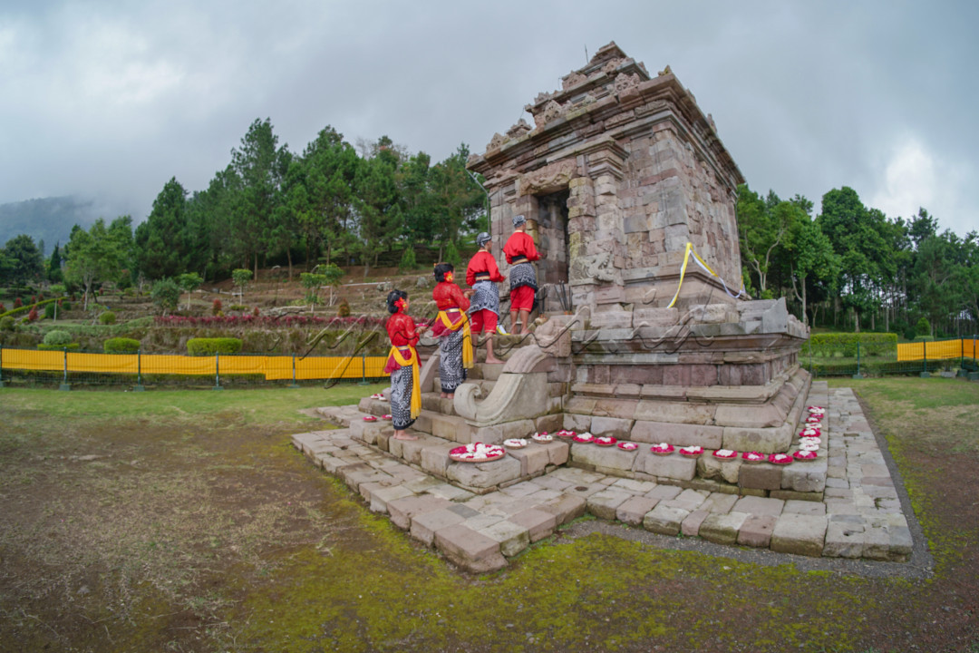 Prosesi Resik Candi<br />
ritual pembersihan Candi Gedongsongo itu menurutnya memiliki makna membersihkan diri sendiri maupun introspeksi diri.<br />
Sebelum dibersihkan, air tersebut didoakan oleh seorang juru kunci. Setelah itu air disiramkan di bangunan sisi luar candi.<br />
<br />
Air yang digunakan yakni dari mata air yang ada di sekitar Bandungan dan Sumowono di antaranya mata air Tedheng, Sumber Bening, dan Pethuk.
