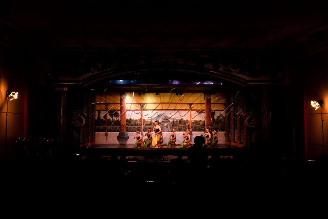 Pertunjukkan Wayang Orang Bharata di Jakarta. Mereka sedang melakoni cerita perwayangan.