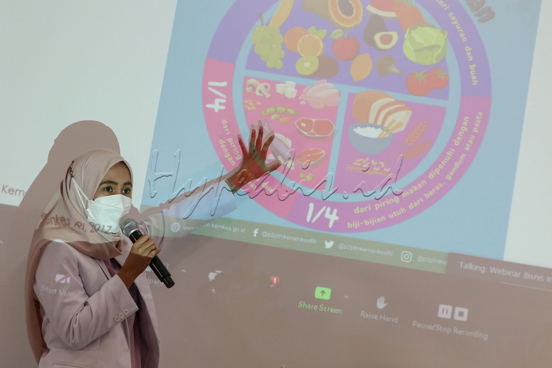 Dokter Spesialis Gizi Brawijaya Hospital Saharjo, Melyarna Putri memberikan pemaparan saat acara Healthy Class-Clean Eating di Auditorium Brawijaya Hospital Saharjo, Jakarta, Kamis (27/1/2022). Kelas edukasi kesehatan tersebut membahas mengenai gaya hidup clean eating sebagai pola makan yang bertujuan untuk menurunkan berat badan, sekaligus mengatur pola hidup yang sesuai dengan kesehatan.<br />
