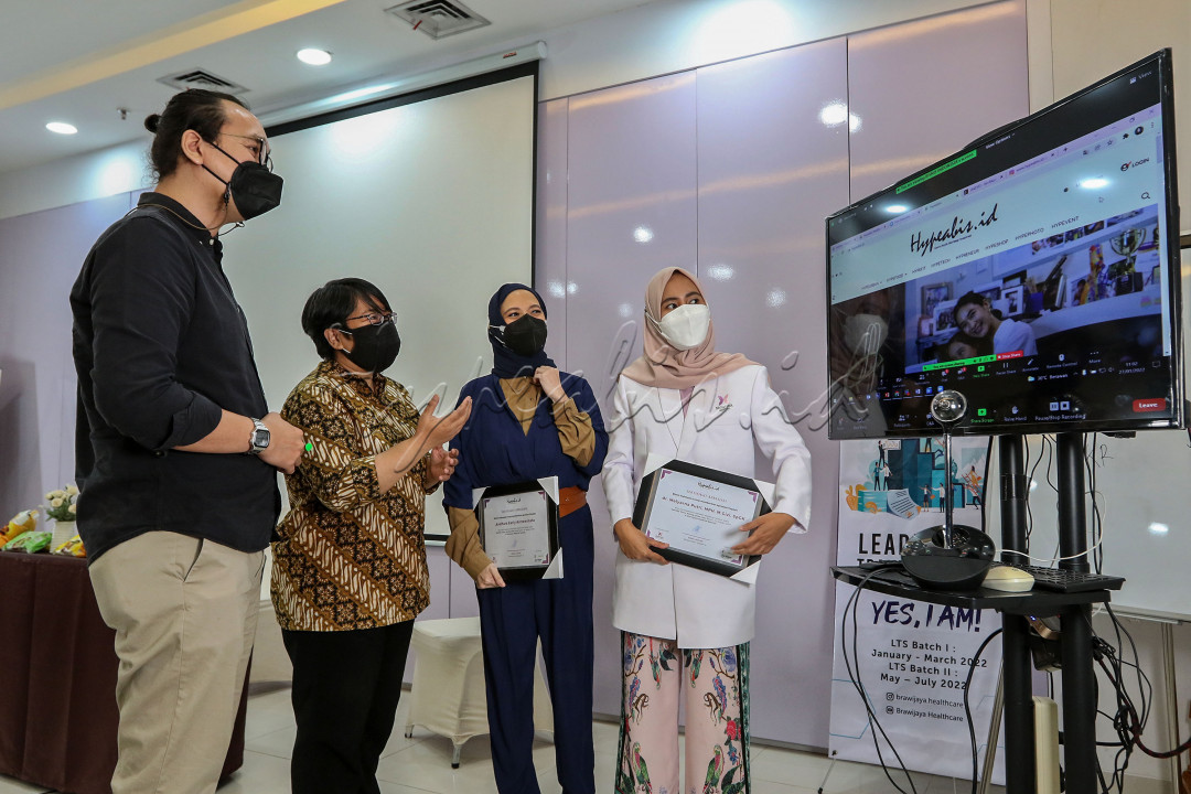 General Manager IMS, M. Rheza Adrian (dari kiri) berbincang dengan General Manager Konten hypeabis.id, Diena Lestari, Public Figure, Andhara Early Astrawinata dan Dokter Spesialis Gizi Brawijaya Hospital Saharjo, Melyarna Putri seusai acara Healthy Class-Clean Eating di Auditorium Brawijaya Hospital Saharjo, Jakarta, Kamis (27/1/2022). Kelas edukasi kesehatan tersebut membahas mengenai gaya hidup clean eating sebagai pola makan yang bertujuan untuk menurunkan berat badan, sekaligus mengatur pola hidup yang sesuai dengan kesehatan.<br />
