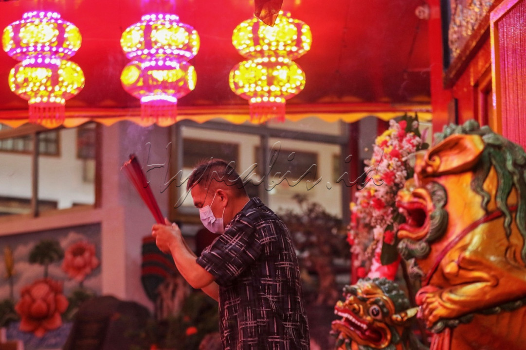 Warga keturunan Tionghoa bersembayang di Vihara Amurva Bhumi, Jakarta, Senin (31/1/2022). Sembahyang malam Imlek dengan menerapkan protokol kesehatan tersebut dilakukan sebagai ungkapan rasa syukur atas rejeki dan keselamatan dari Tuhan serta untuk pengharapan kehidupan lebih baik di tahun Macan Air.