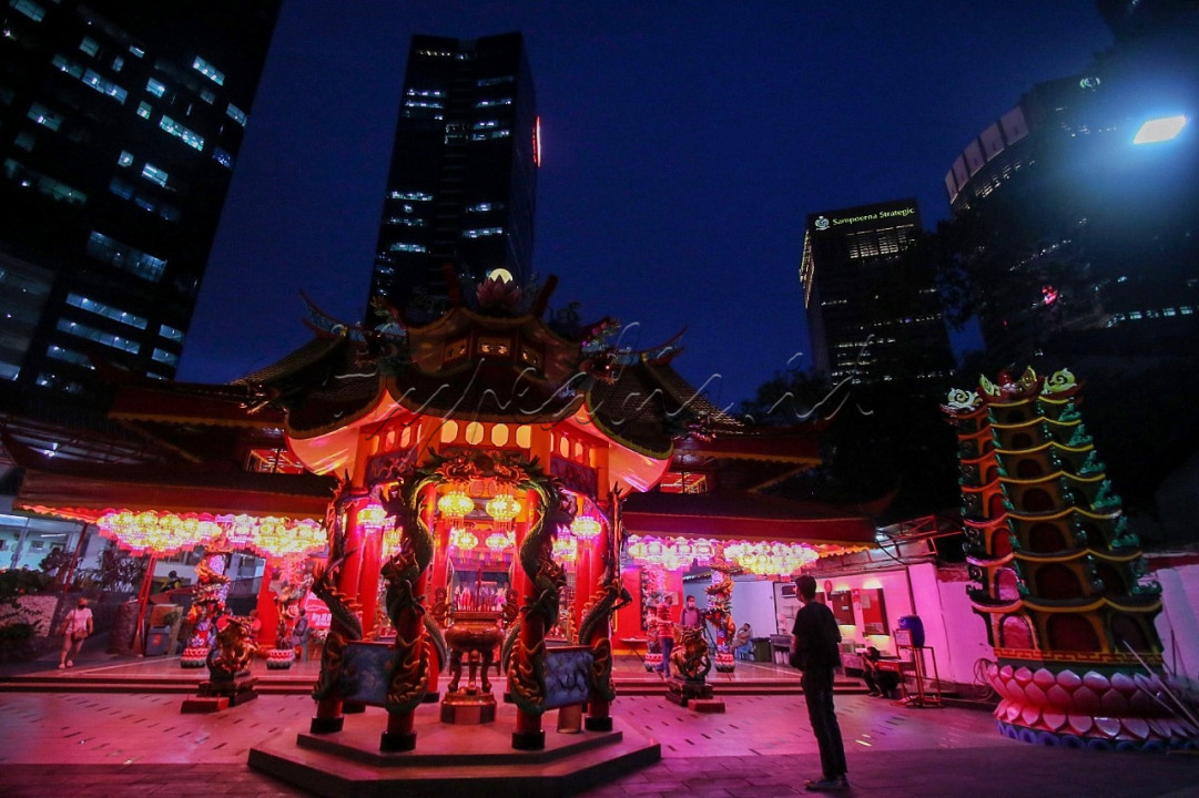 Suasana malam imlek di Vihara Amurva Bhumi, Jakarta, Senin (31/1/2022). Sembahyang malam Imlek dengan menerapkan protokol kesehatan tersebut dilakukan sebagai ungkapan rasa syukur atas rejeki dan keselamatan dari Tuhan serta untuk pengharapan kehidupan lebih baik di tahun Macan Air.
