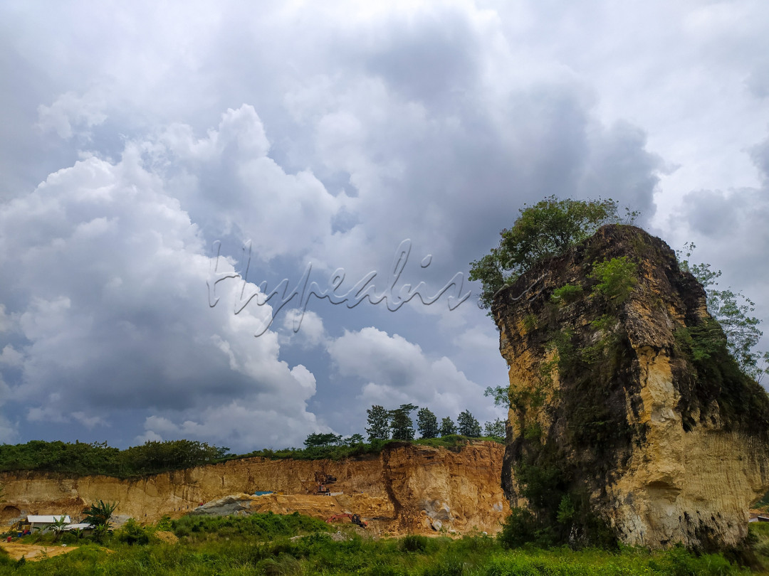 Kabupaten Bogor terkenal dengan segudang destinasi wisata yang eksotik. Salah satunya kawasan tambang kapur Klapanunggal.
<div> </div>
<div>Gunung Kapur Klapanunggal yang berada dikawasan Kabupaten Bogor merupakan wilayah pertambangan batu kapur. Sisa tambang kapur tersebut membuat pahatan bebatuan yang eksotis menjulang tinggi. </div>
<div> </div>
<div> </div>
<div>Bekas galian kapur itu di beberapa titik menyisakan landscape yang tidak teratur tetapi malah menjadi apik.</div>
<div> </div>
<div>Lokasi gunung kapur sendiri tidak jauh dari Jakarta. Traveler bisa menempuh ke lokasi dengan patokan jalan utama Cibubur. Lalu melanjutkan ke akses jalan menuju Klapanunggal.</div>