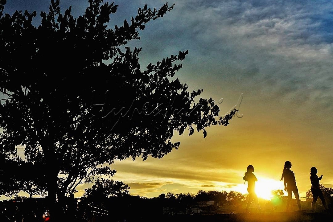 Sejumlah anak bermain saat matahari senja di Jakarta. Manfaat bermain bagi anak-anak sangat baik, tak hanya untuk perkembangan fisik anak namun dapat membuat kemampuan anak berkembang dalam beradaptasi dengan perubahan lingkungan.<br />
<!--/data/user/0/com.samsung.android.app.notes/files/clipdata/clipdata_bodytext_220209_184531_829.sdocx-->