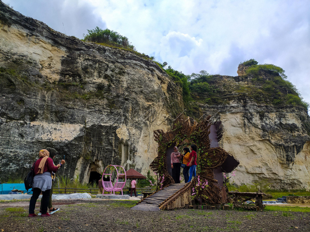 Gua lalay terletak di Kabupaten Bogor, tepatnya di kawasan pegunungan kapur Klapanunggal. Dulunya daerah tersebut merupakan bekas tambang batu kapur. Usai aktifitas pertambangan berhenti, wilayah tersebut dihias dan dirapikan untuk dijadikan objek wisata.<br />
<br />
Untuk berwisata ke kawasan tersebut tidak perlu merogoh kocek terlalu dalam. Pengumjung hanya dikenakan biaya masuk sebesar 15 ribu perorang.<br />
<br />
Di dalam kawasan tersebut, terdapat taman selfi dengan latar pahatan bekas tambang kapur. Ada juga kolam pemandian dengan air yang bersumber dari gunung kapur.