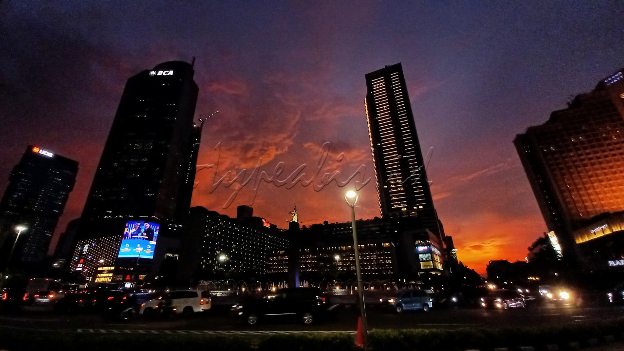 <br />
Suasana gedung bertingkat saat matahari terbenam di Jakarta. Senja selalu di nanti banyak orang sebab panorama keindahannya yang indah membuat kagum bagi siapapun yang melihatnya.<br />
<!--/data/user/0/com.samsung.android.app.notes/files/clipdata/clipdata_bodytext_220222_172032_835.sdocx-->