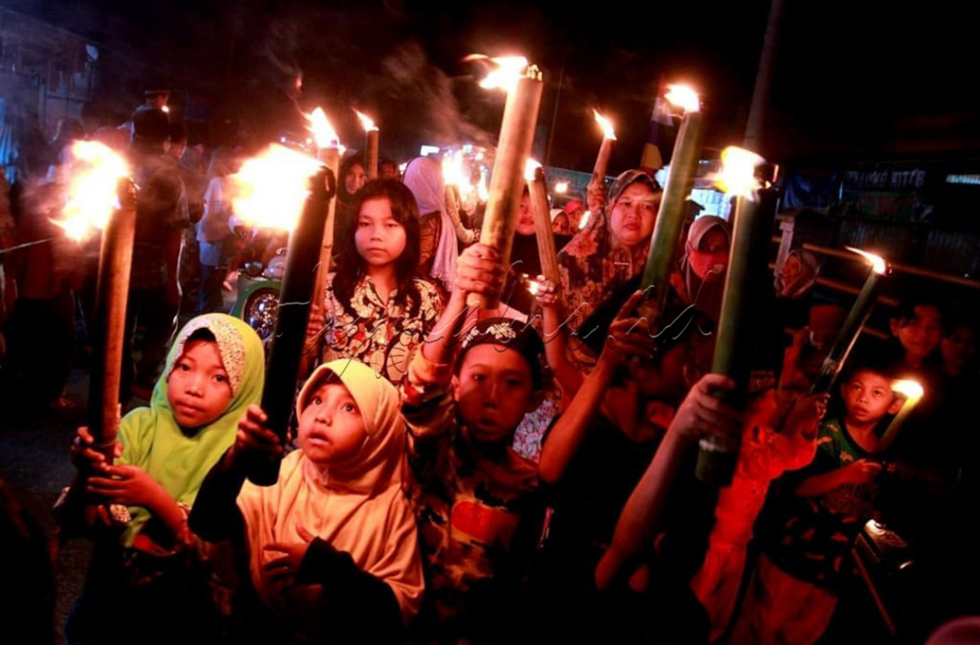Pawai obor merupakan iring-iringan sekelompok orang yang dilakukan dengan berkeliling di jalan raya menggunakan dengan membawa obor yang terbuat dari bambu. Biasanya pawai obor dilakukan dalam rangka menyambut pergantian tahun baru Islam. Rombongan pawai diiringi alat musik rabana atau juga gendang. 