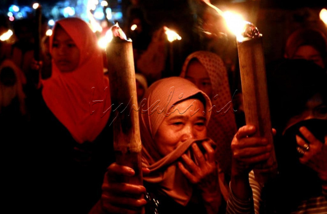 Pawai obor dilakukan saat malam hari setelah pergantian tahun, karena dalam Islam pergantian hari dimulai sejak tenggelamnya matahari. 