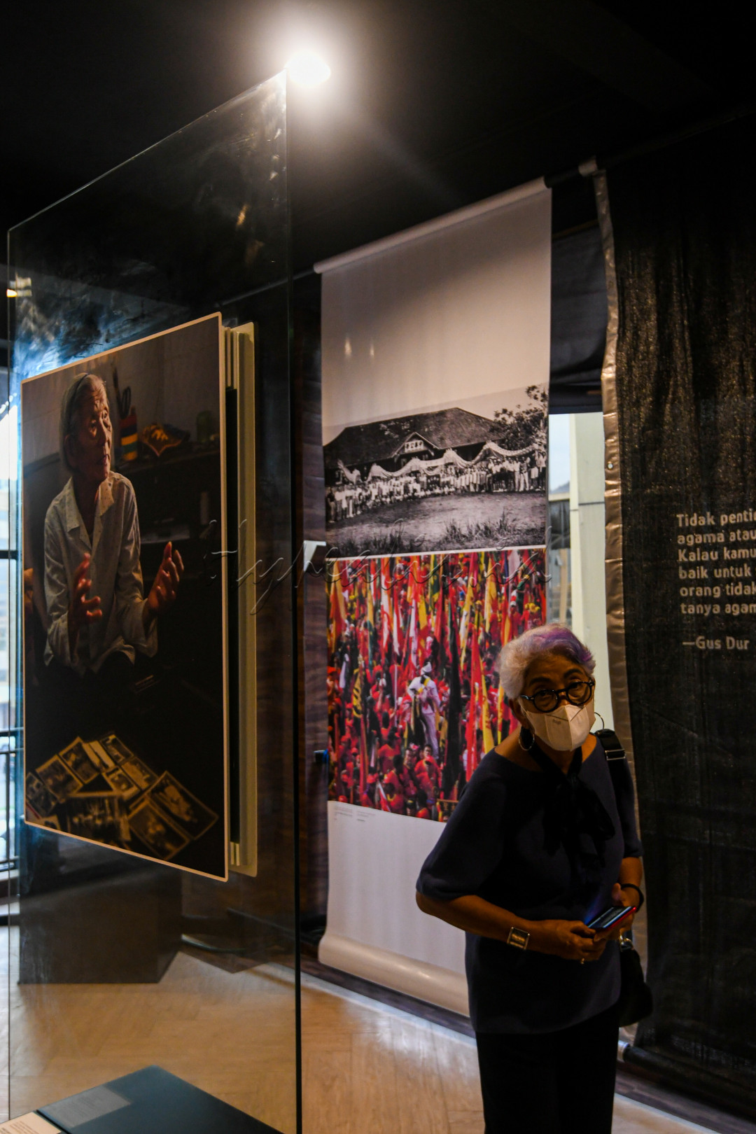 Pengunjung melihat pameran Memoar Orang-orang Singkawang di Jakarta, Jumat (11/3).Buku Memoar Orang-orang Singkawang berisikan foto-foto yang mewakili perjalanan hidup orang Singkawang. Dimana setiap foto dan gambar dilengkapi dengan teks yang menjabarkan kisah di balik setiap konten visual yang ditampilkan.