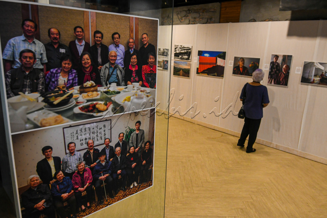 Buku Memoar Orang-orang Singkawang berisikan foto-foto yang mewakili perjalanan hidup orang Singkawang. Dimana setiap foto dan gambar dilengkapi dengan teks yang menjabarkan kisah di balik setiap konten visual yang ditampilkan.
