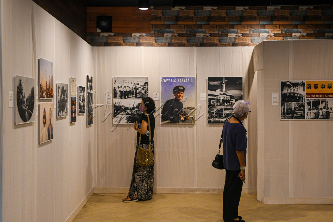 Buku Memoar Orang-orang Singkawang berisikan foto-foto yang mewakili perjalanan hidup orang Singkawang. Dimana setiap foto dan gambar dilengkapi dengan teks yang menjabarkan kisah di balik setiap konten visual yang ditampilkan.