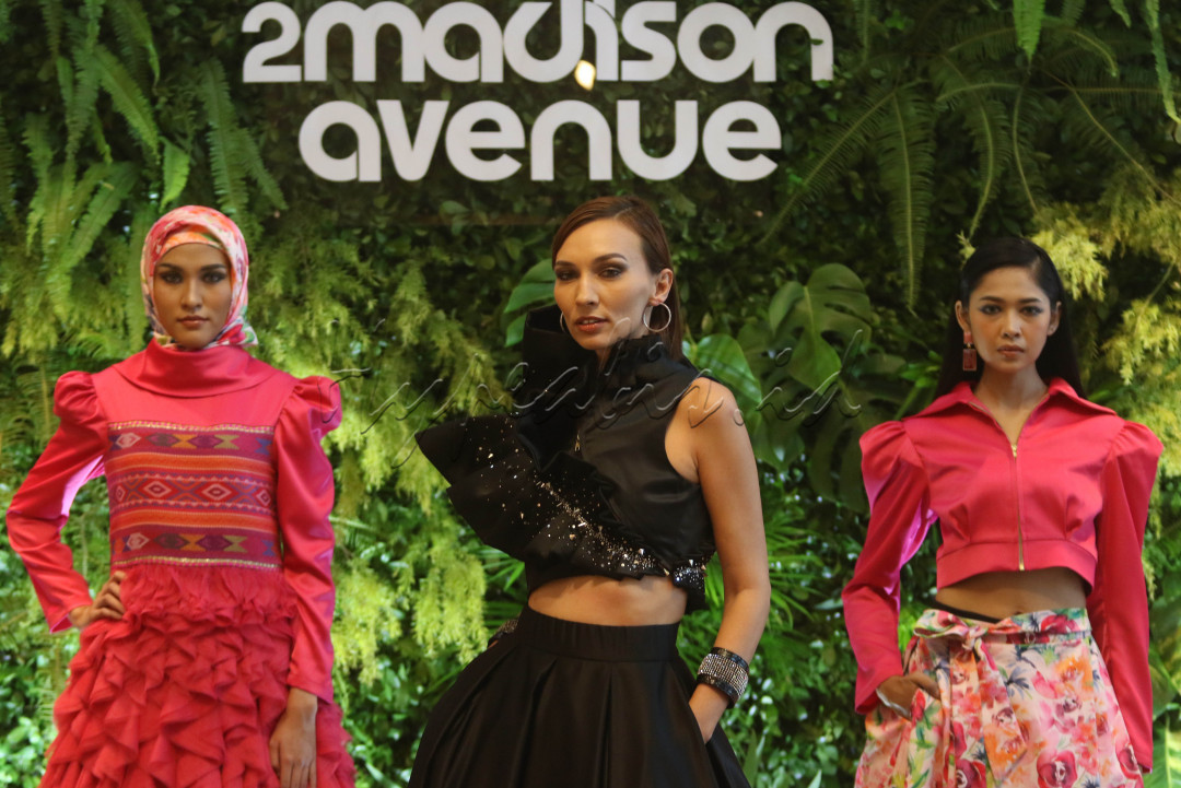 Model memperagakan busana 2MadisonAvenue bertajuk It's Time! di Jakarta, Selasa (29/3/2022). Lewat koleksi It's Time!, 2MadisonAvenue membukakan pintu bagi mereka yang berselera tinggi untuk memadupadankan gaya yang mewakili pemakainya.<br />
