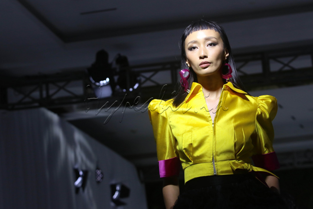 Model menperagakan busana 2MadisonAvenue bertajuk It's Time! di Jakarta, Selasa (29/3/2022). Lewat koleksi It's Time!, 2MadisonAvenue membukakan pintu bagi mereka yang berselera tinggi untuk memadupadankan gaya yang mewakili pemakainya.<br />
