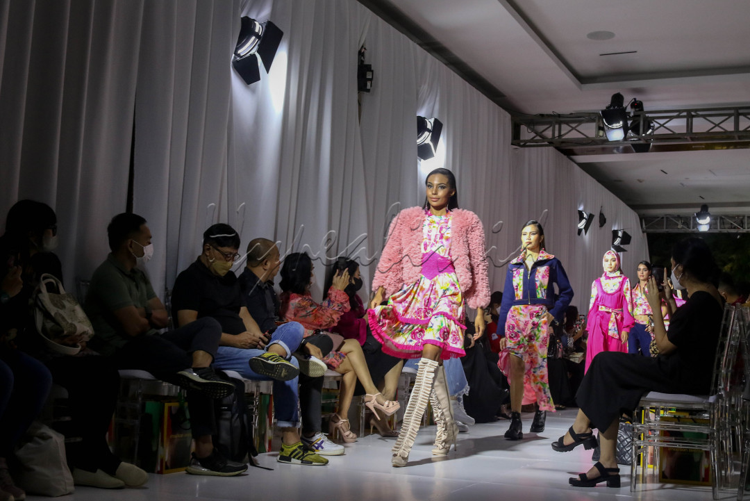 Model memperagakan busana 2MadisonAvenue bertajuk It's Time! di Jakarta, Selasa (29/3/2022). Lewat koleksi It's Time!, 2MadisonAvenue membukakan pintu bagi mereka yang berselera tinggi untuk memadupadankan gaya yang mewakili pemakainya.<br />
