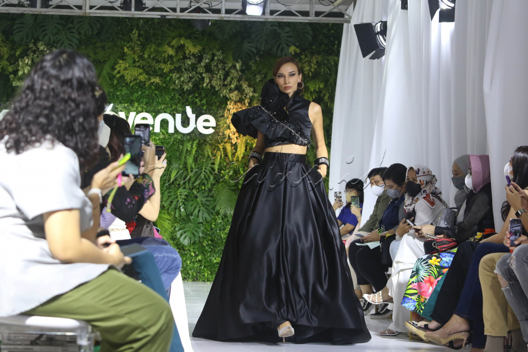 Model memperagakan busana 2MadisonAvenue bertajuk It's Time! di Jakarta, Selasa (29/3/2022). Lewat koleksi It's Time!, 2MadisonAvenue membukakan pintu bagi mereka yang berselera tinggi untuk memadupadankan gaya yang mewakili pemakainya.<br />
