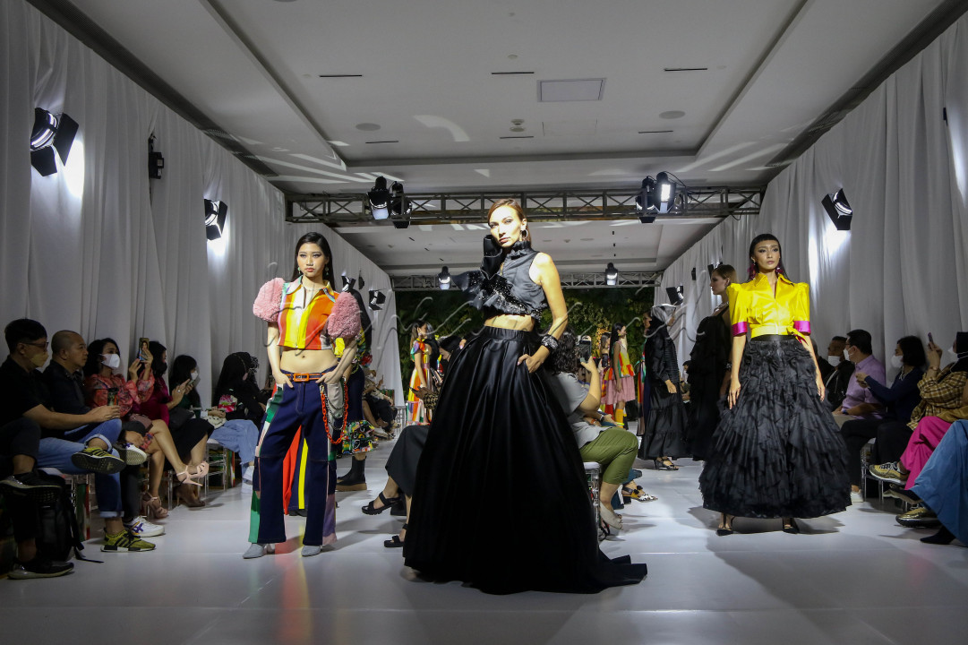 Model menperagakan busana 2MadisonAvenue bertajuk It's Time! di Jakarta, Selasa (29/3/2022). Lewat koleksi It's Time!, 2MadisonAvenue membukakan pintu bagi mereka yang berselera tinggi untuk memadupadankan gaya yang mewakili pemakainya.<br />
