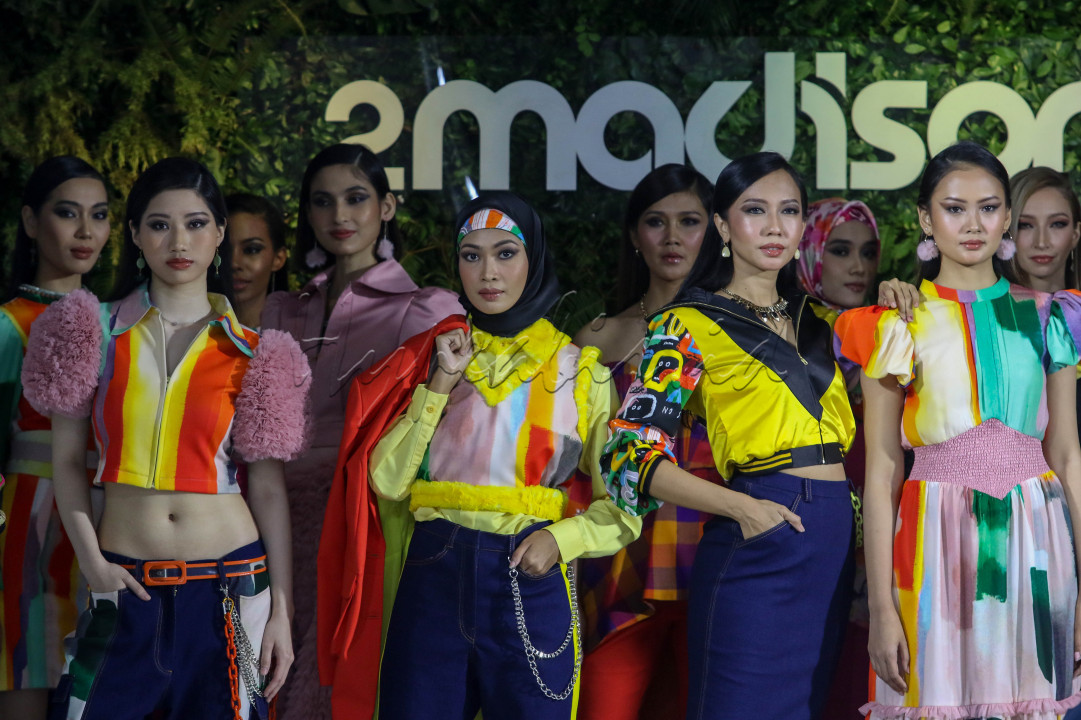 Model memperagakan busana 2MadisonAvenue bertajuk It's Time! di Jakarta, Selasa (29/3/2022). Lewat koleksi It's Time!, 2MadisonAvenue membukakan pintu bagi mereka yang berselera tinggi untuk memadupadankan gaya yang mewakili pemakainya.<br />
