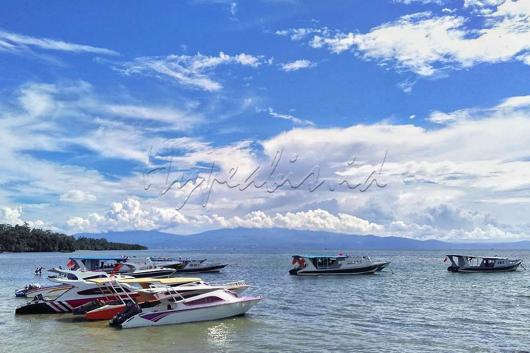 Sejumlah perahu bersandar di perairan Bunaken, Manado, Sulawesi Utara. Perahu menjadi andalan transportasi di Taman Nasional Bunaken yang berada di Teluk Manado - Sulawesi Utara dengan luas sekitar 8,08 km persegi, keindahan taman bawah laut Bunaken menjadikan magnet kuat bagi para wisatawan untuk berkunjung Bunaken.<!--/data/user/0/com.samsung.android.app.notes/files/clipdata/clipdata_bodytext_220427_023605_793.sdocx-->