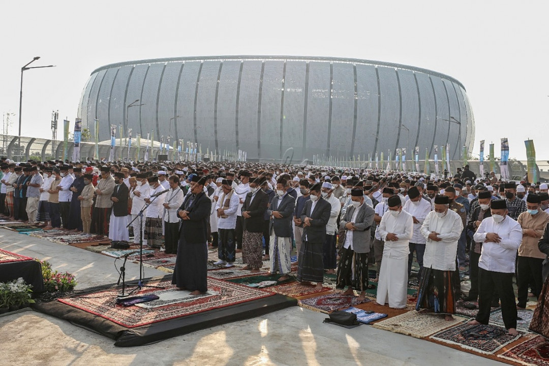 <br />
<br />
Umat Muslim melaksanakan Salat Idulfitri 1 Syawal 1443 H di Jakarta International Stadium (JIS), Jakarta, Senin (2/5/2022). Pemerintah Provinsi DKI Jakarta untuk pertama kalinya menggelar ibadah salat Idulfitri di Jakarta International Stadium (JIS) yang diikuti oleh ribuan jemaah.