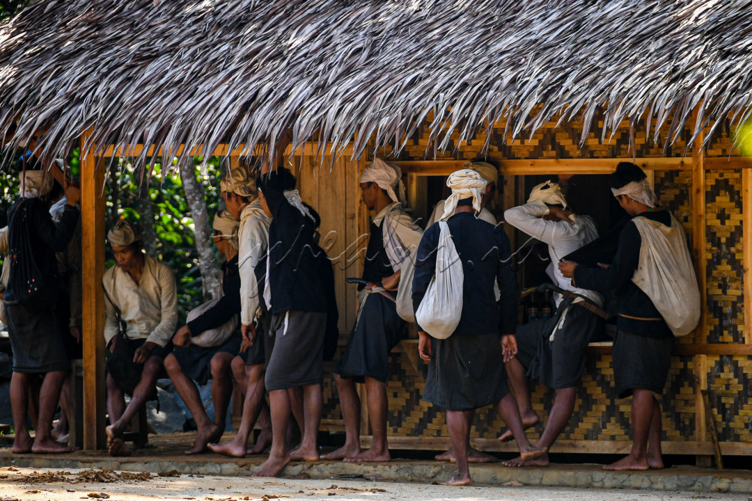 Menurut kepercayaan yang mereka anut, orang Kanekes mengaku keturunan dari Batara Cikal, salah satu dari tujuh dewa atau batara yang diutus ke bumi. Asal usul tersebut sering pula dihubungkan dengan Nabi Adam sebagai nenek moyang pertama. Menurut kepercayaan mereka, Adam dan keturunannya, termasuk warga Kanekes, mempunyai tugas bertapa atau asketik (mandita) untuk menjaga harmoni dunia.