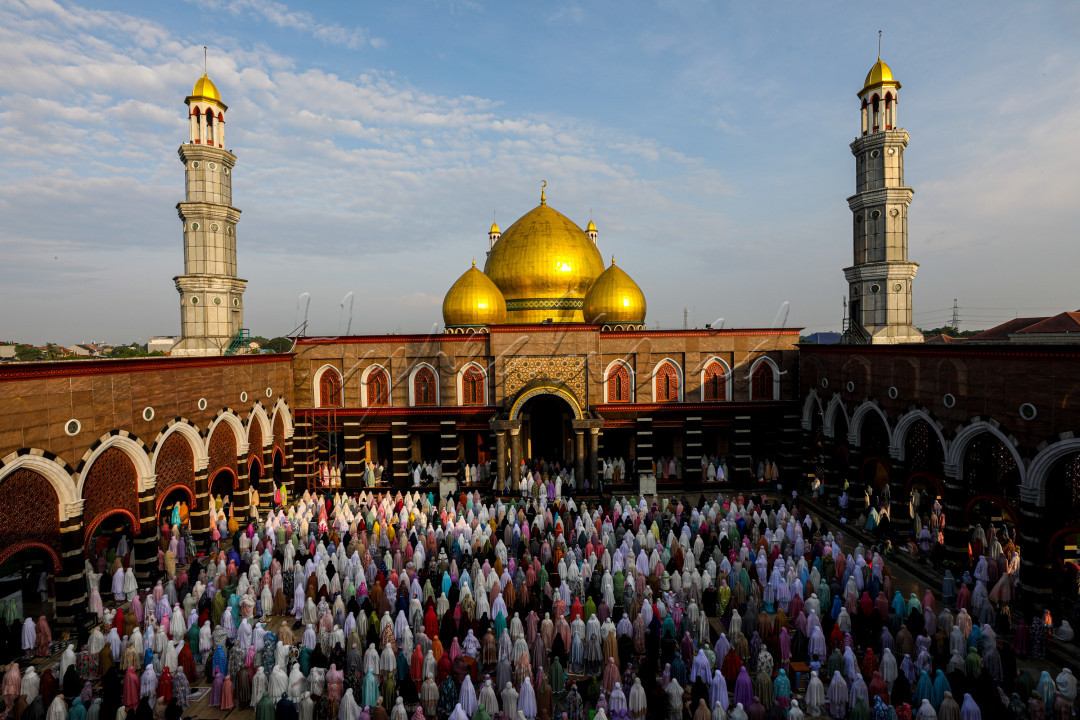 Masjid Agung Limo atau Masjid Dian Al-Mahri dikenal juga dengan nama Masjid Kubah Emas adalah sebuah masjid agung yang dibangun di tepi Jalan Raya Meruyung. Masjid ini juga menjadi tempat wisata religi bagi para musafir.