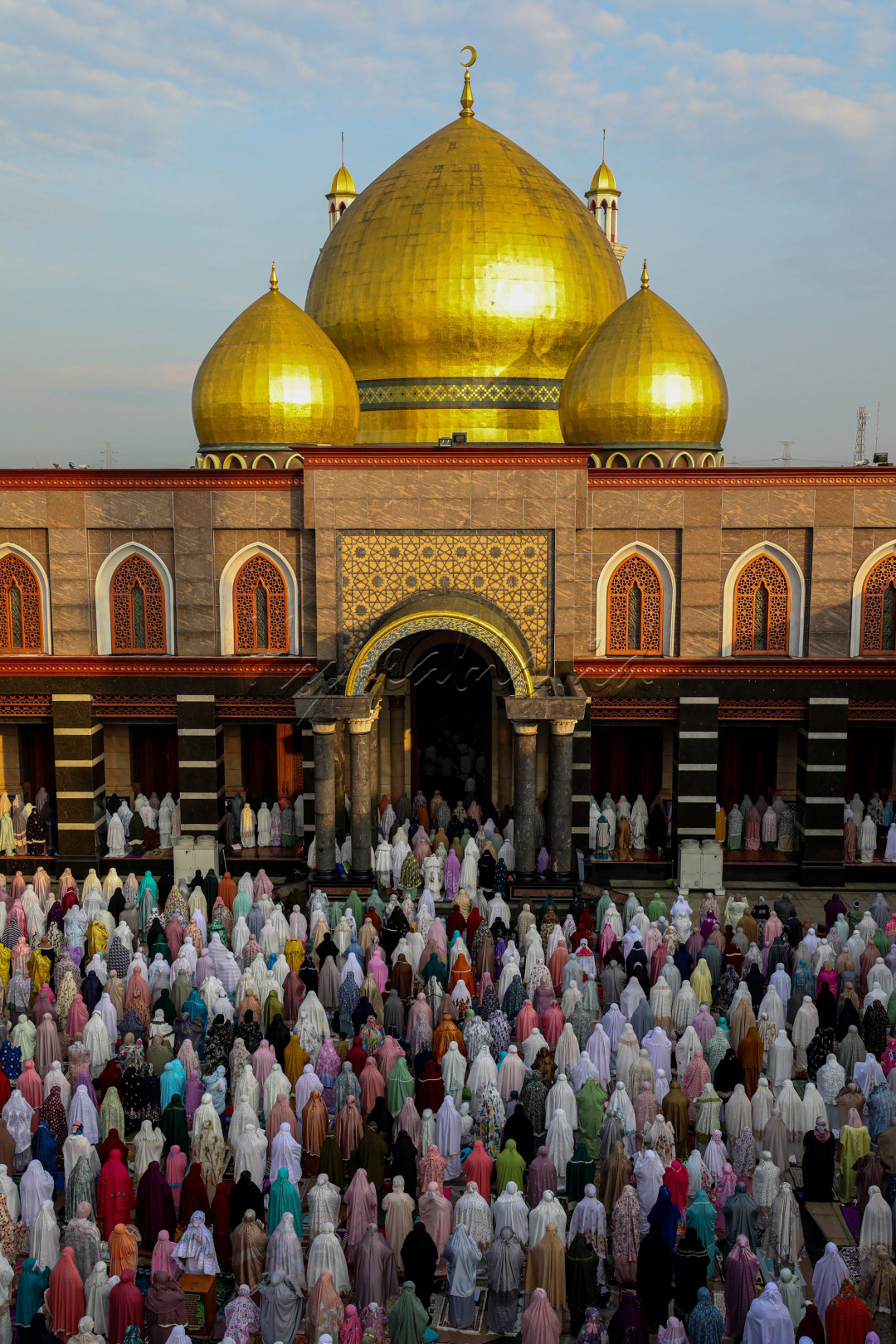 Kompleks masjid ini juga menjadi kawasan wisata keluarga dan menarik perhatian banyak orang karena kubah-kubahnya yang dibuat dari emas. Selain itu karena luasnya area yang ada dan bebas diakses untuk umum, sehingga tempat ini sering menjadi tujuan liburan keluarga atau hanya sekedar dijadikan tempat beristirahat.