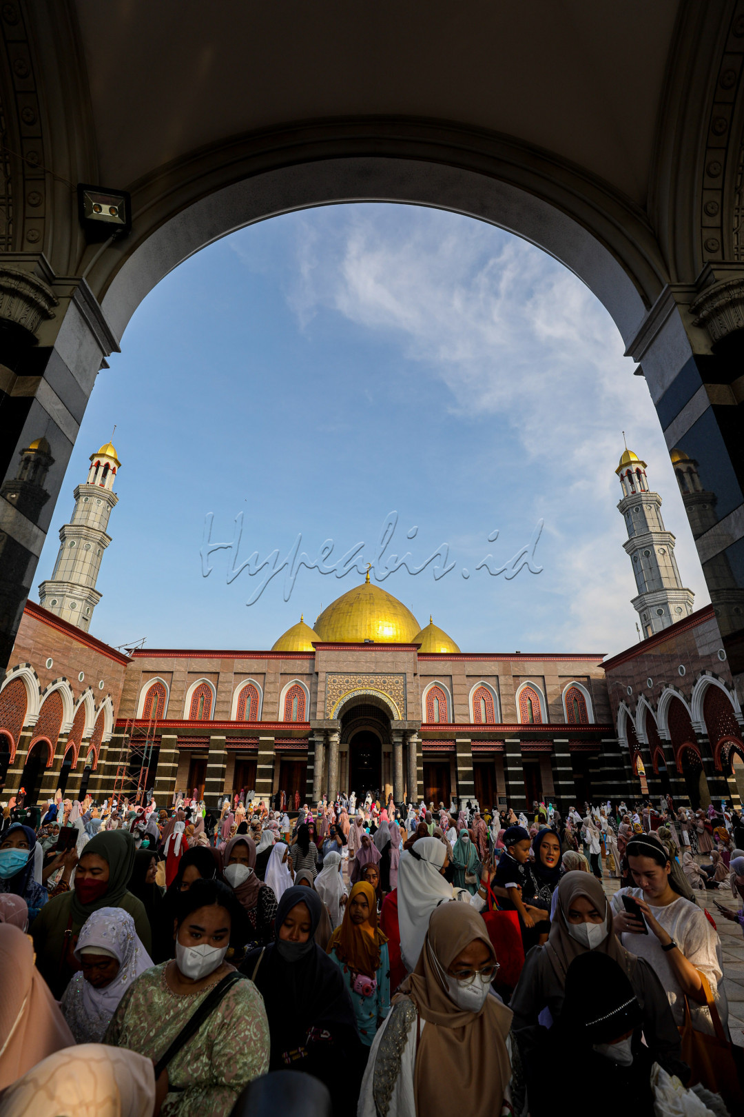 Masjid Jami' Dian Al-Mahri memiliki 5 kubah. Satu kubah utama dan 4 kubah kecil. Uniknya, seluruh kubah dilapisi emas setebal 2 sampai 3 milimeter dan mozaik kristal. Bentuk kubah utama sendiri menyerupai kubah Taj Mahal
<div> </div>