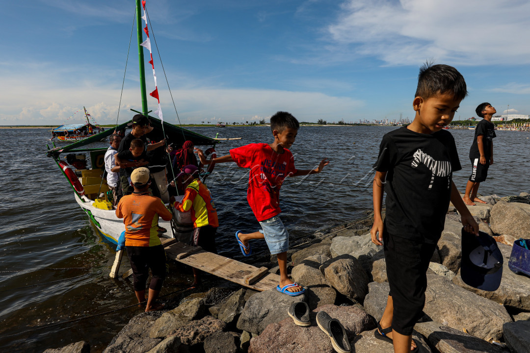 Matahari mulai meninggi tak kala warga Jakarta mulai berbondong datang ke Pantai Ancol. Objek wisata yang terletak di Utara Jakarta ini merupakan tempat favorit warga Jakarta berlibur.