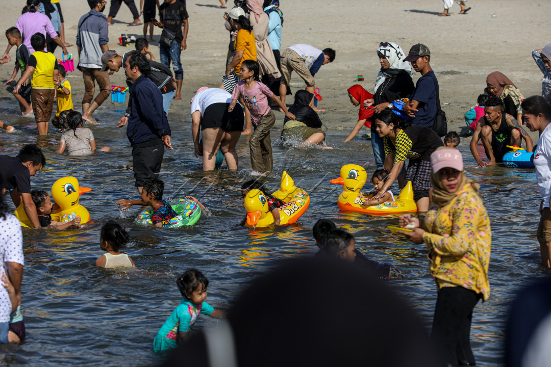 Tanpa perlu merogoh kocek yang cukup dalam, warga sudah bisa bermain disini. Setiap akhir pekan atau libur tiba Pantai Ancol tidak pernah sepi pengunjung.