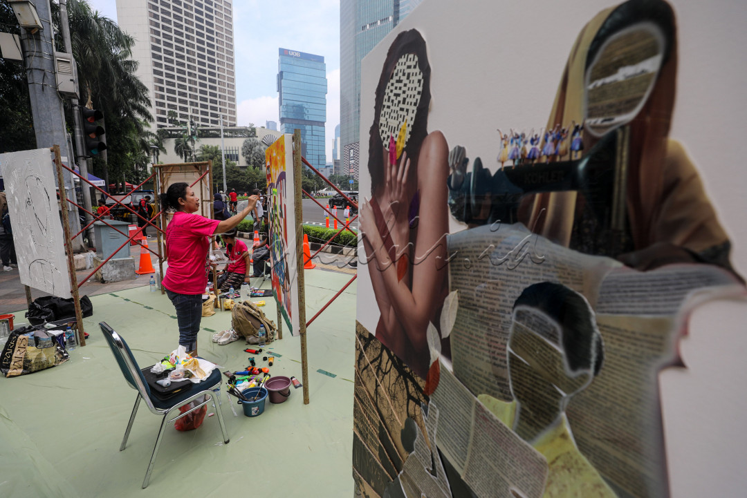 20 seniman wanita yang tergabung dalam Perempuan Perupa Indonesia ini melukis dan menggelar pameran bersamaan dengan momentum kembali digelarnya Hari Bebas Kendaraan Bermotor (HBKB), setelah 2 tahun ditiadakan karena pandemi.