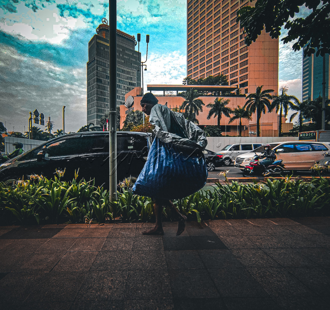 Menjaga kebersihan dan membantu merawat lingkungan sekitar agar lingkungan bersih dan terlihat sehat. Jl sudirman ( Sabtu 28 Mei 2022) 