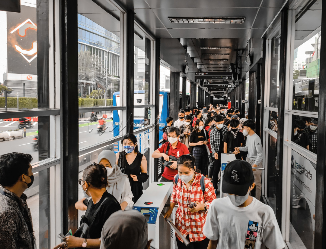 Di halte Dukuh Atas BNI, terlihat puluhan penumpang yang menunggu kedatangan bus. Terlihat, petugas yang mengawasi atas keramaian tersebut.
<div> </div>