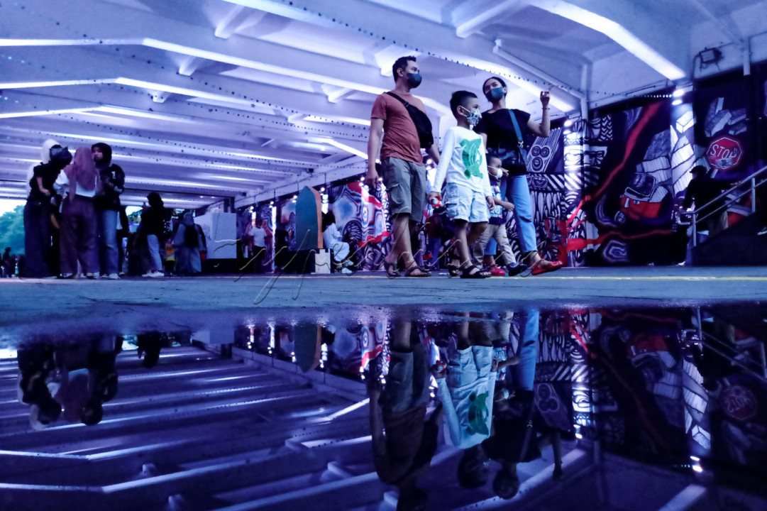 Pengunjung saat melintasi Terowongan Kendal Dukuh Atas, Jakarta, Sabtu (28/5/22). Terowongan tersebut menjadi tempat instagmembel bagi masyarakat untuk berswafoto.