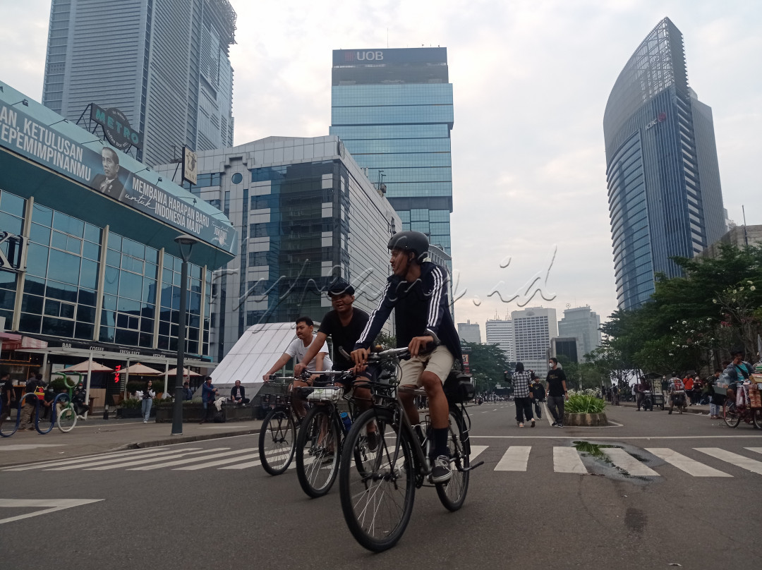 Bersepeda di wilayah Sudirman begitu mengasyikan. Pada sore hari biasanya banyak dari masyarakat Jakarta meluangkan waktunya dengan bersepeda di wilayah Sudirman. 