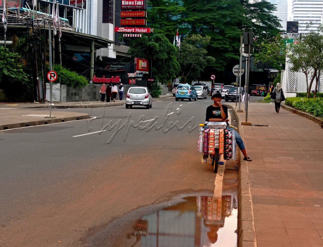 Pedagang starling (kopi keliling) nampak sedang berjualan, menunggu pembeli di jalan sudirman. 