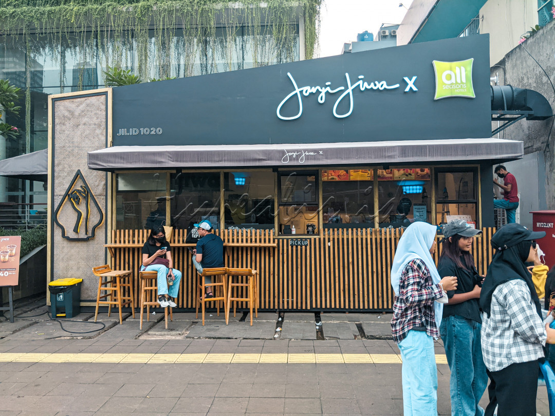 Dua pengunjung anak muda di kedai Janji Jiwa, kedai kopi Janji Jiwa yang baru dibuka di Sudirman Jakarta sejak tanggal 27 Mei.