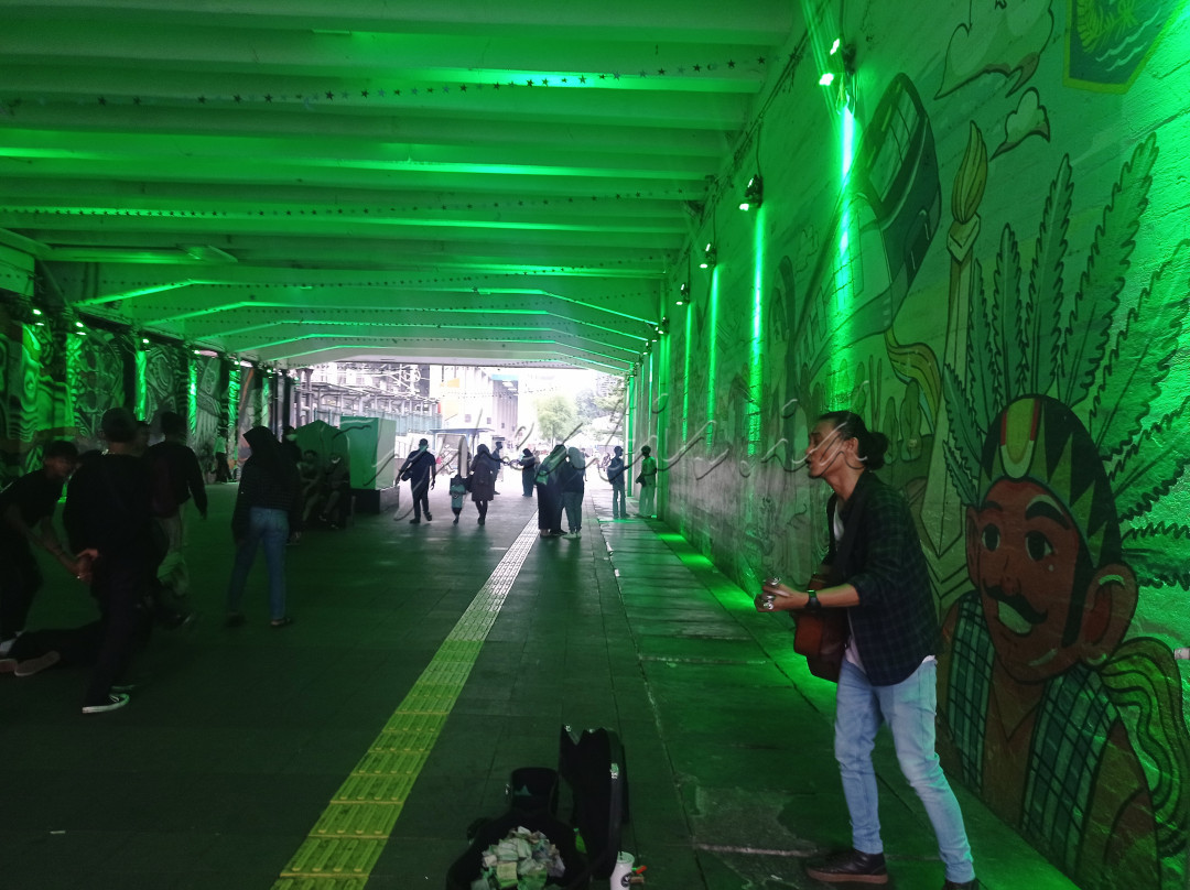Di bawah landmark sudirman terdapat pengamen jalanan, ia berusaha menghibur para pejalan kaki yang melewati tempat tersebut. 